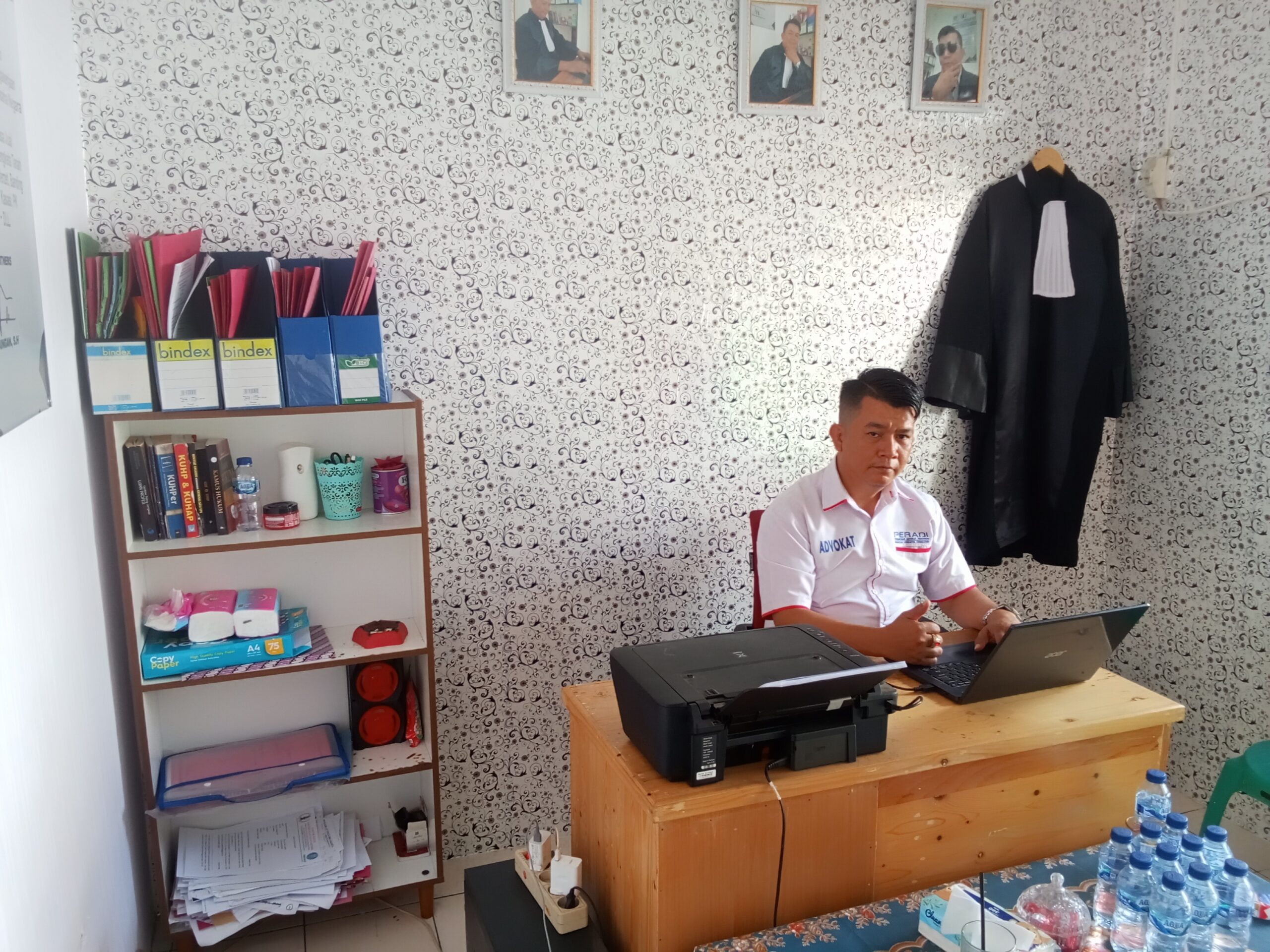Sedang membuat Replik Penggugat di kantor.